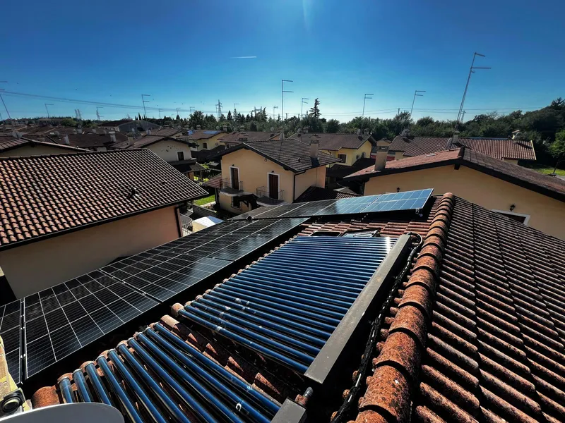 Nuovi moduli fotovoltaici installati durante un revamping