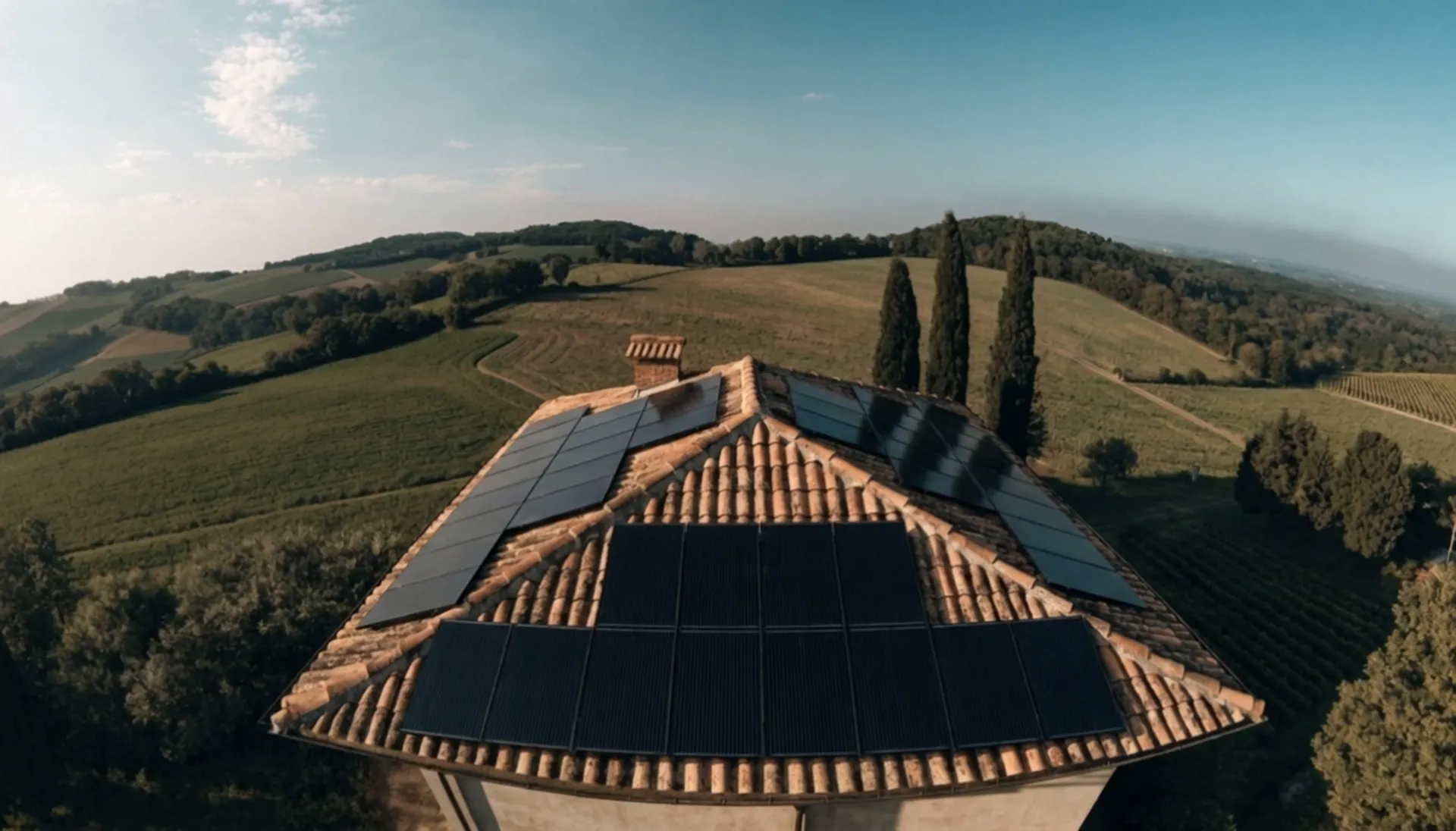 Timelapse dell'installazione di un nuovo impianto fotovoltaico full-black su un tetto tipico del Veneto
