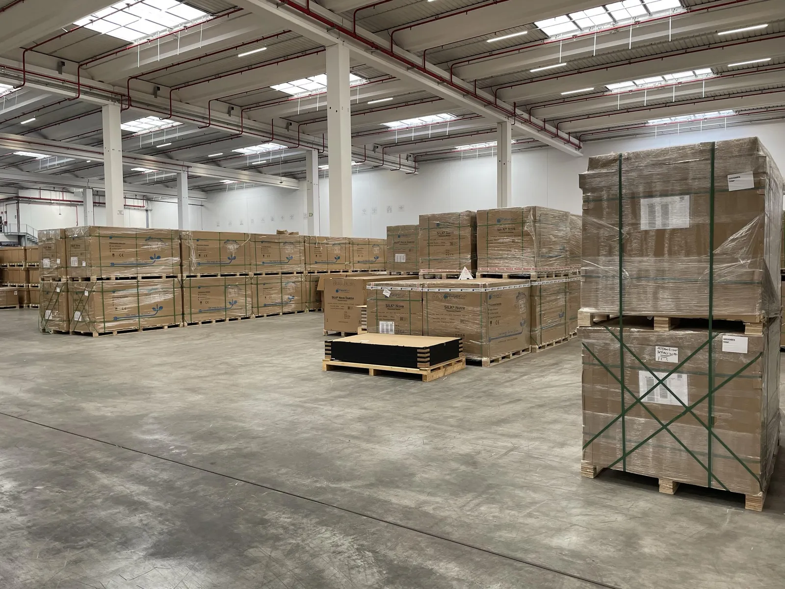 Magazzino FuturaSun con moduli fotovoltaici pronti per la consegna