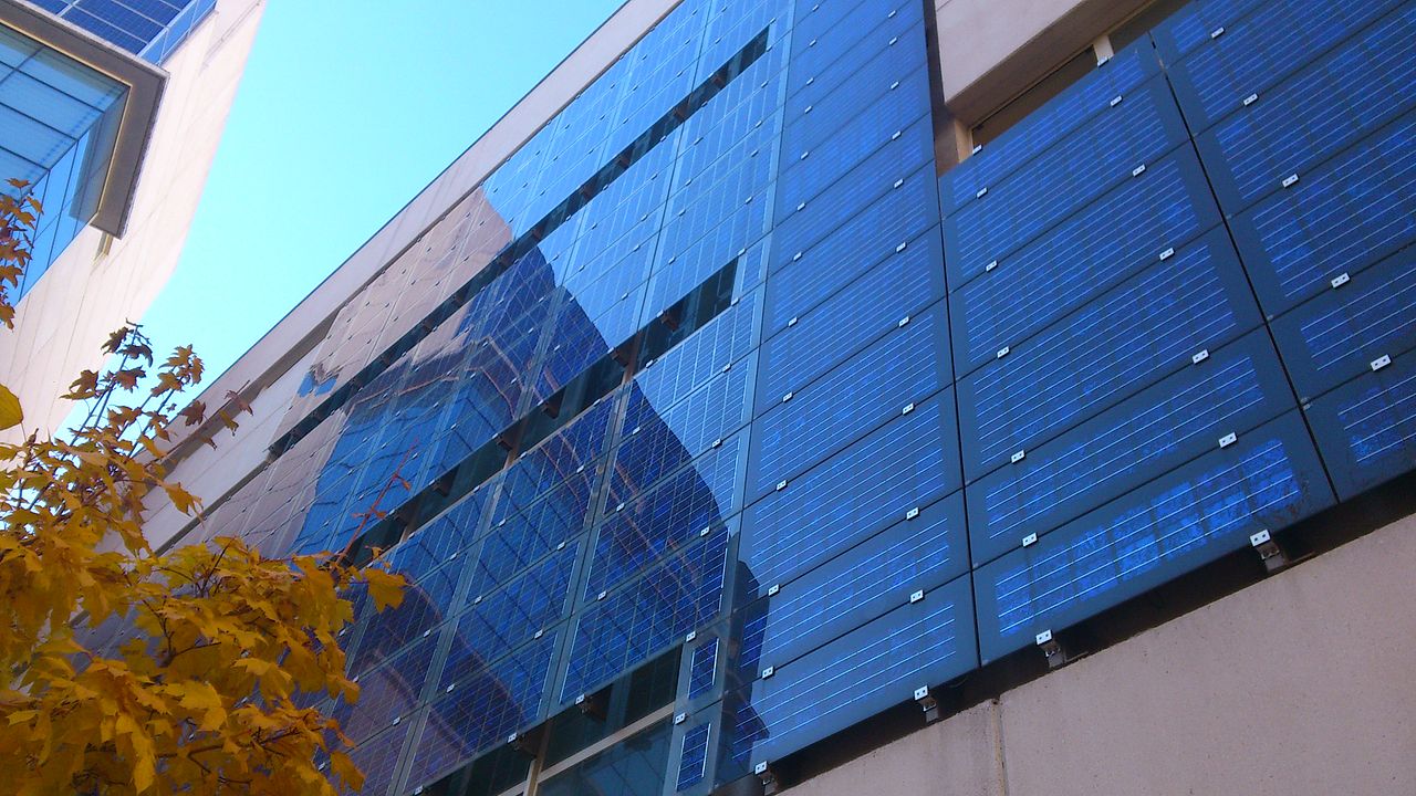 innovazioni energia solare, tecnologie fotovoltaiche, pannelli solari BIPV, tegole solari, energia rinnovabile sostenibile.