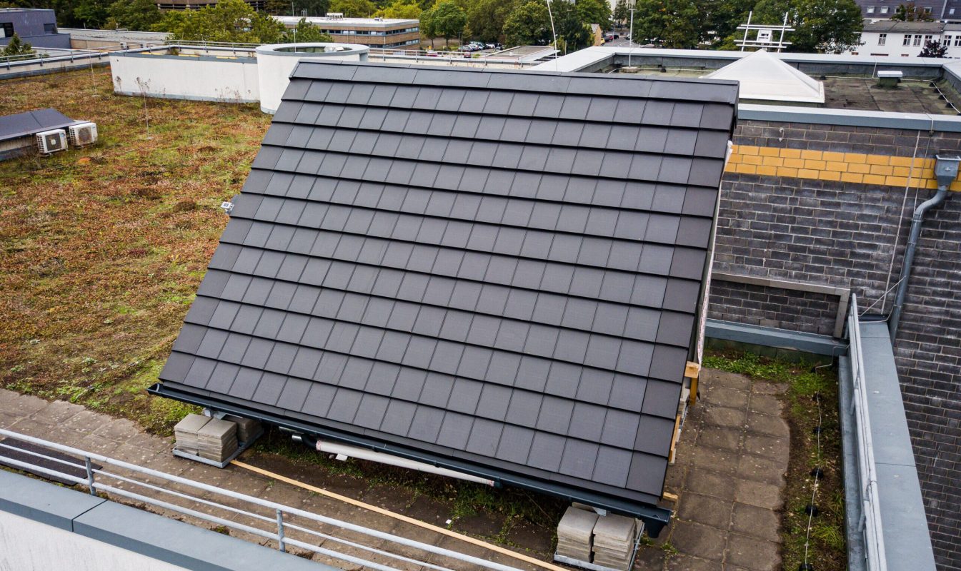 innovazioni energia solare, tecnologie fotovoltaiche, pannelli solari BIPV, tegole solari, energia rinnovabile sostenibile.